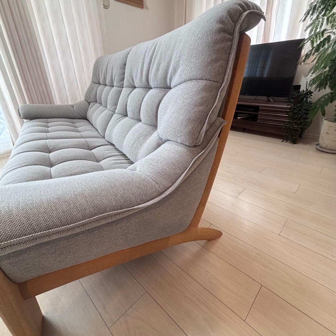 【美品】　カリモク ソファ グレー　布　UU49 北欧風 天然木　2人3人用