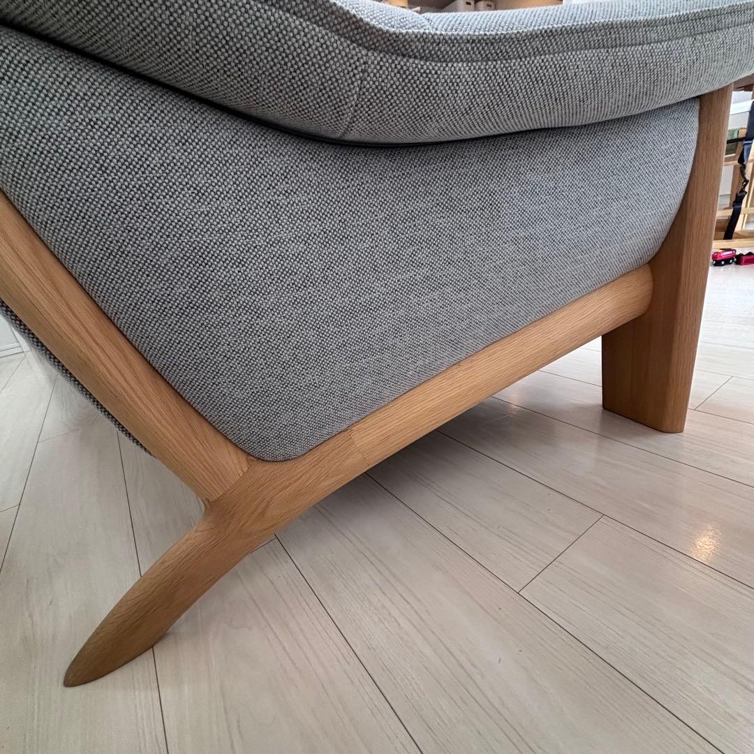 【美品】　カリモク ソファ グレー　布　UU49 北欧風 天然木　2人3人用
