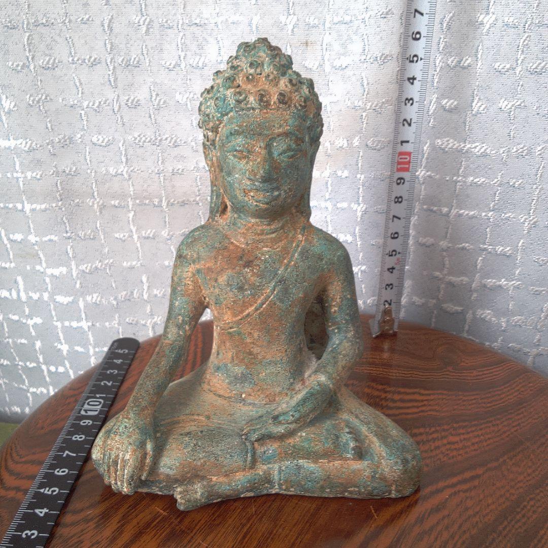 座った仏像 緑褐色 古代？