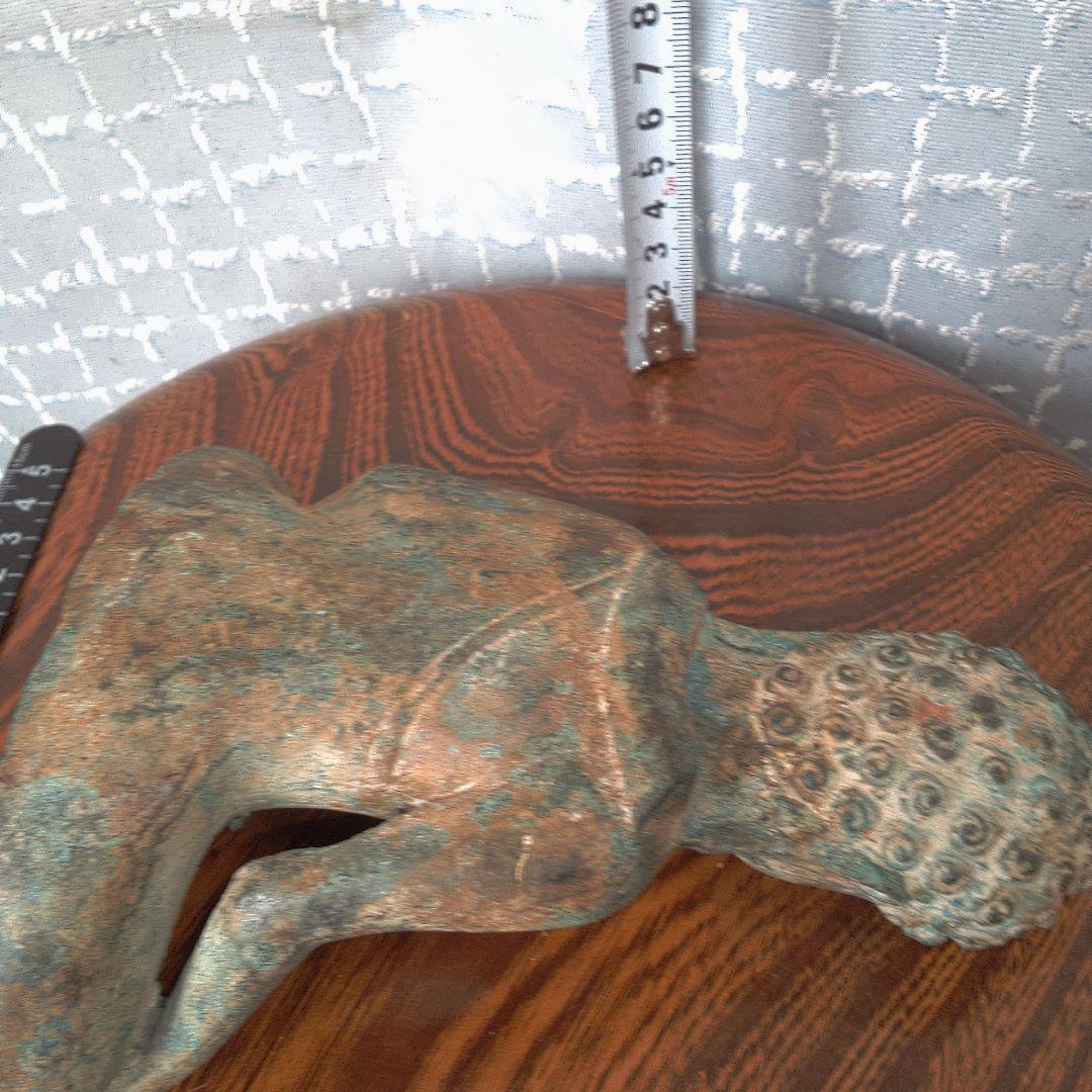 座った仏像 緑褐色 古代？