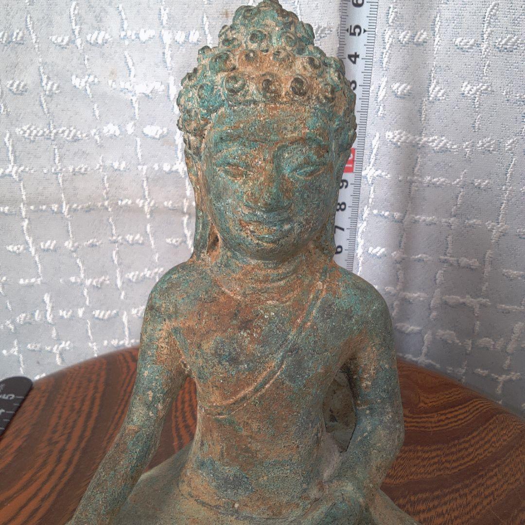 座った仏像 緑褐色 古代？