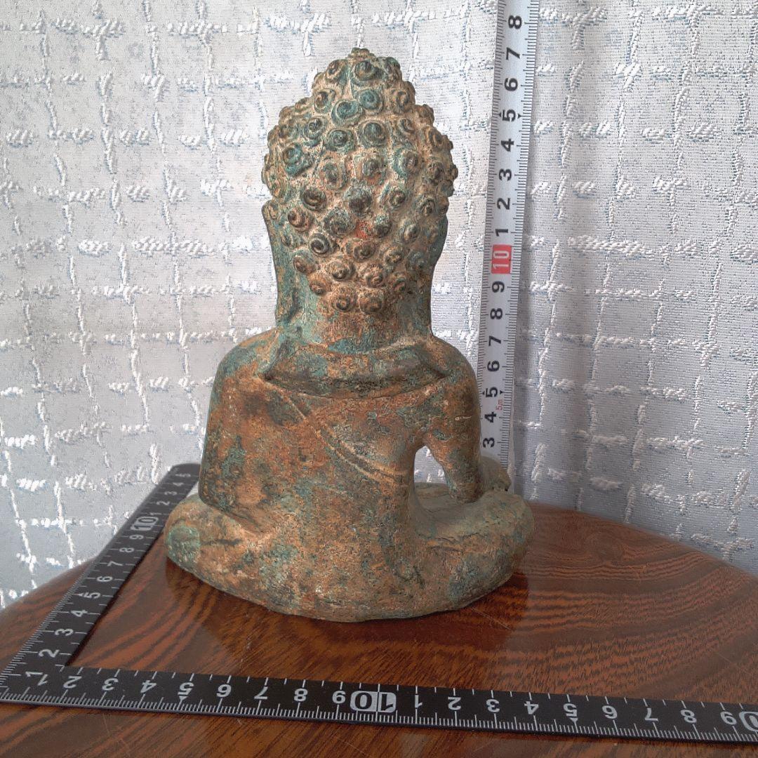 座った仏像 緑褐色 古代？