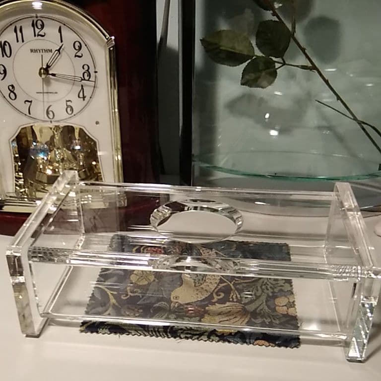 お洒落なで、美しいテイシュボックスです。　　高島屋で14000円でした。