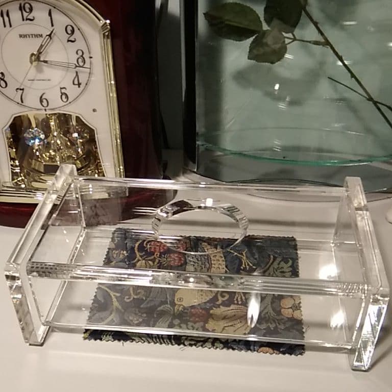 お洒落なで、美しいテイシュボックスです。　　高島屋で14000円でした。