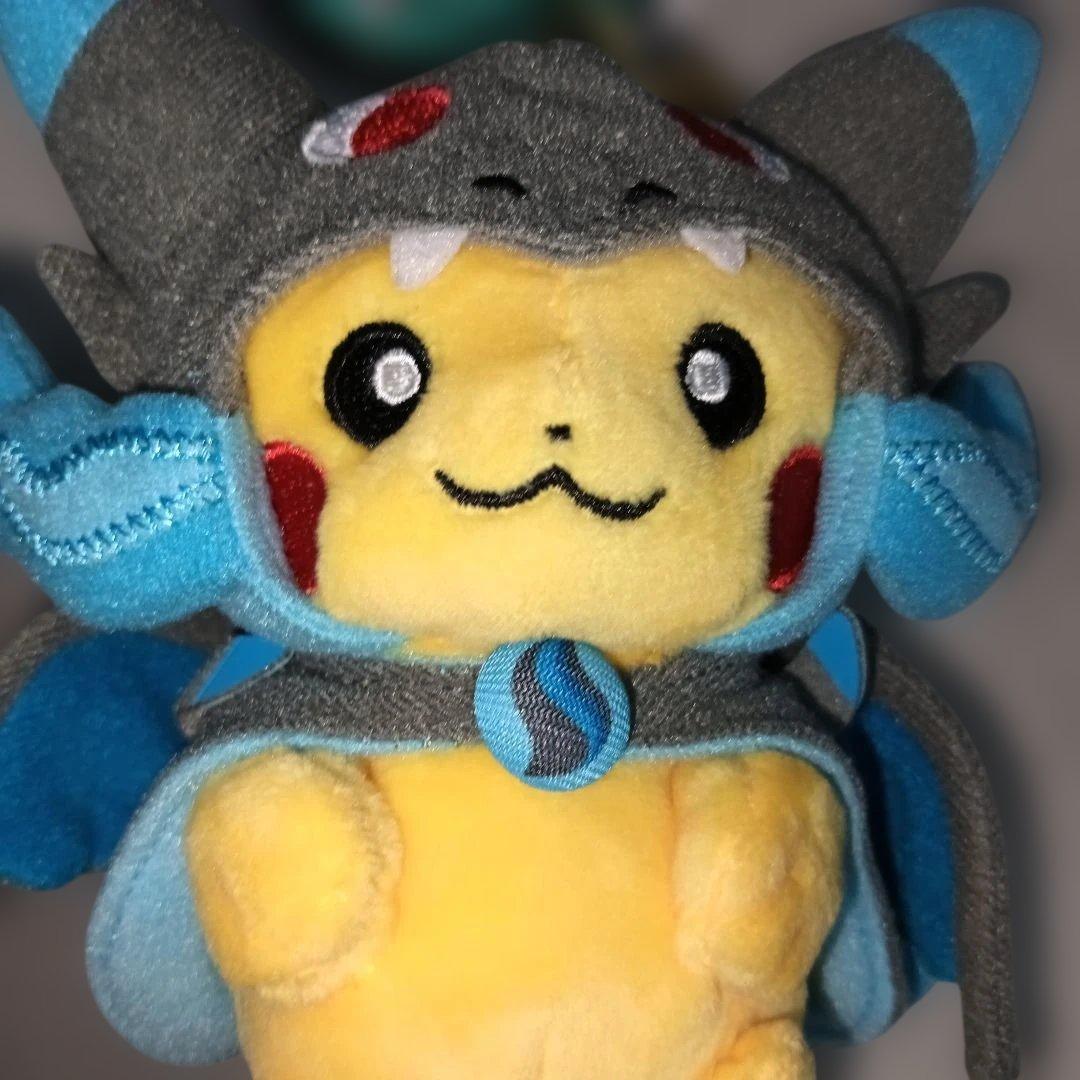 メガリザードンXポンチョを着たピカチュウ ぬいぐるみマスコット