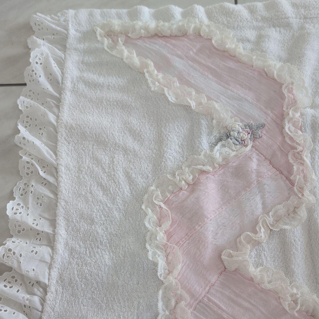 ④ヒスクローネhischroneリボン ベッドカバー白ピンク花タオルケット