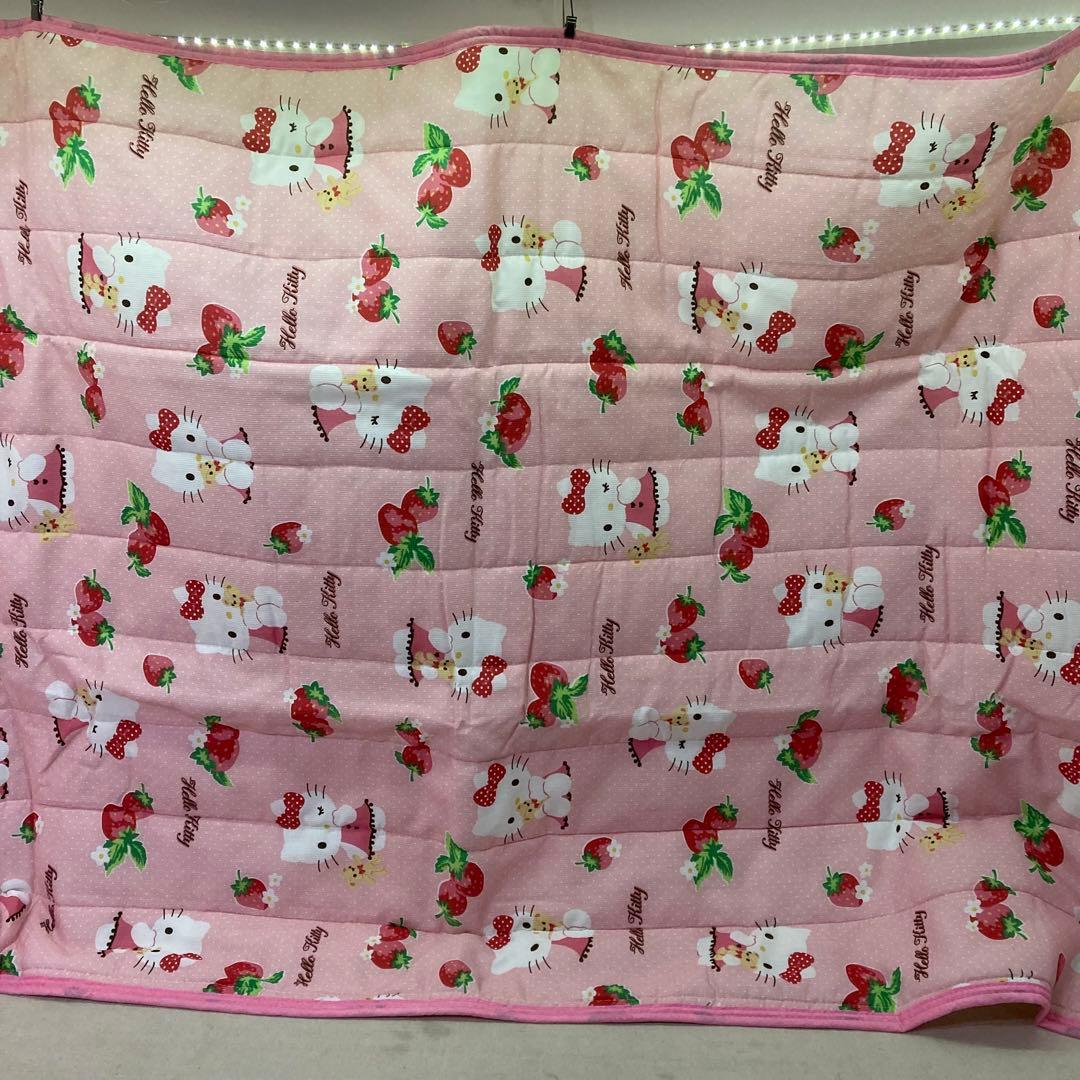 【未使用★2010年製】ハローキティ　敷きパッド　シーツ　イチゴ　サンリオ