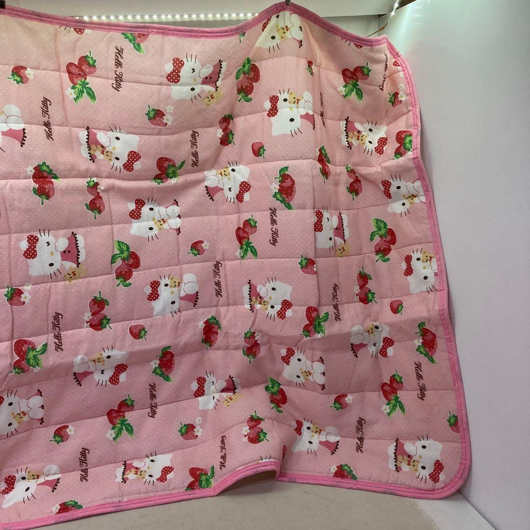 【未使用★2010年製】ハローキティ　敷きパッド　シーツ　イチゴ　サンリオ