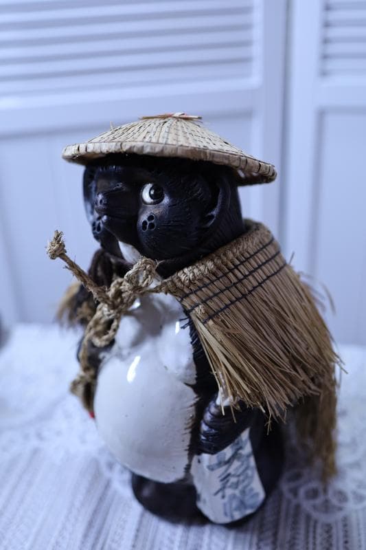 ◇信楽焼 狸さん 高さ約30㎝ ◇笠・嚢・藁草履を下げた珍しい狸 置物