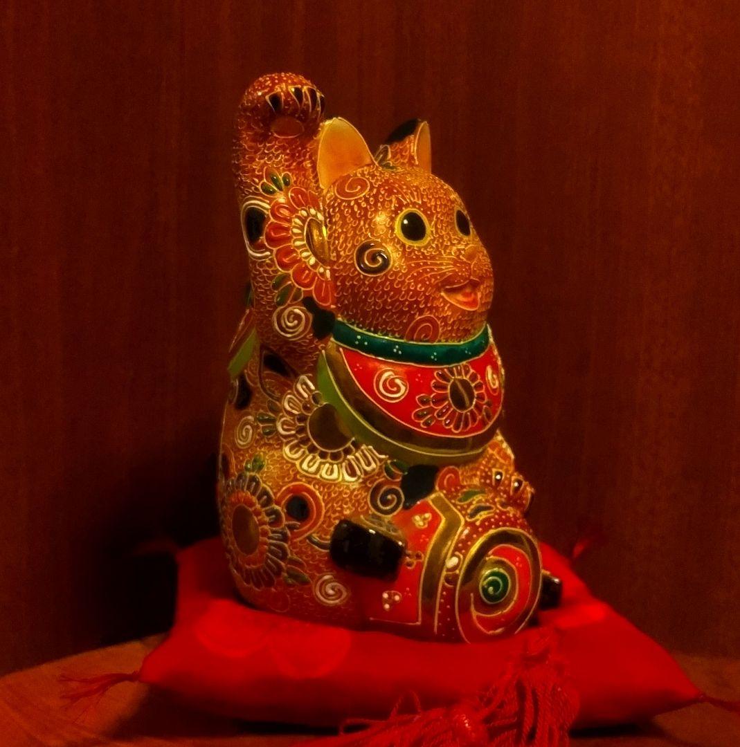 九谷焼 招き猫 赤盛６号 打ち出の小槌 右手上げ 座布団付き