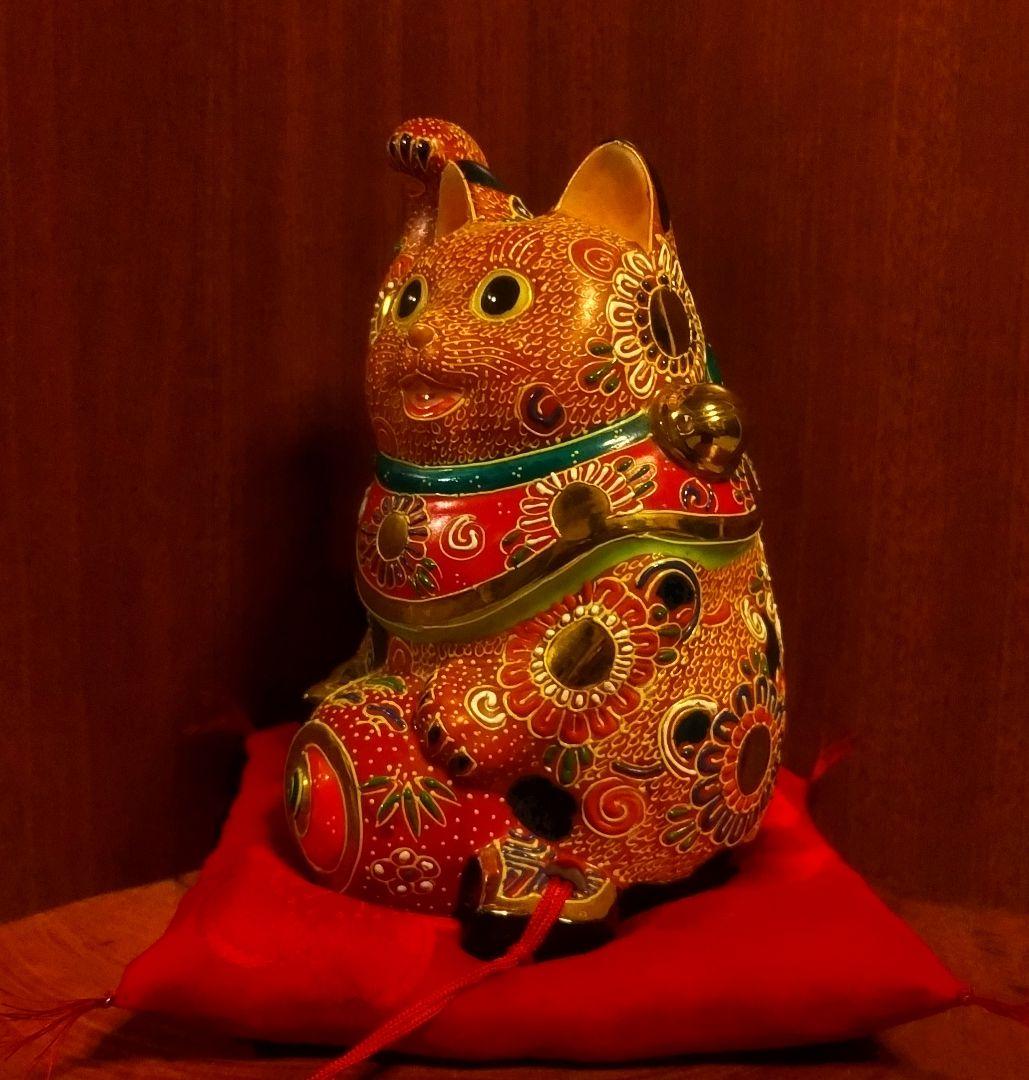 九谷焼 招き猫 赤盛６号 打ち出の小槌 右手上げ 座布団付き