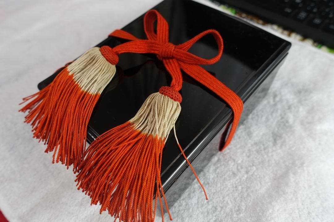 高級琴柱　　豪華箱入り　黒い木製箱 赤白房飾り付き　骨董