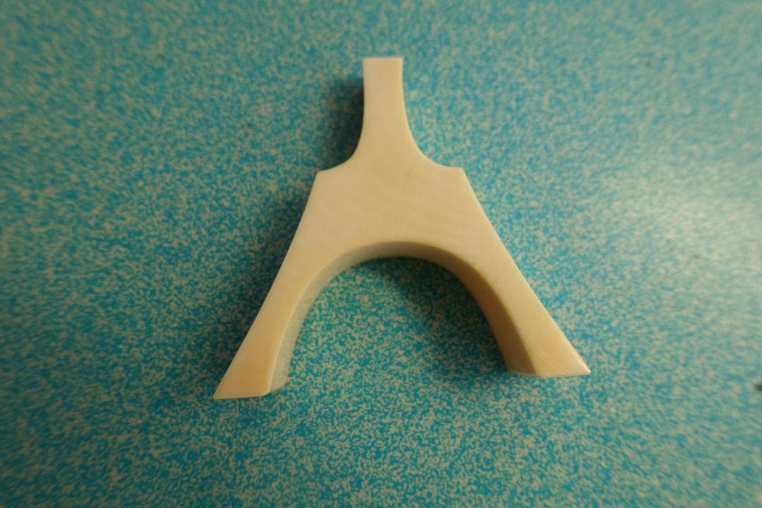 高級琴柱　　豪華箱入り　黒い木製箱 赤白房飾り付き　骨董