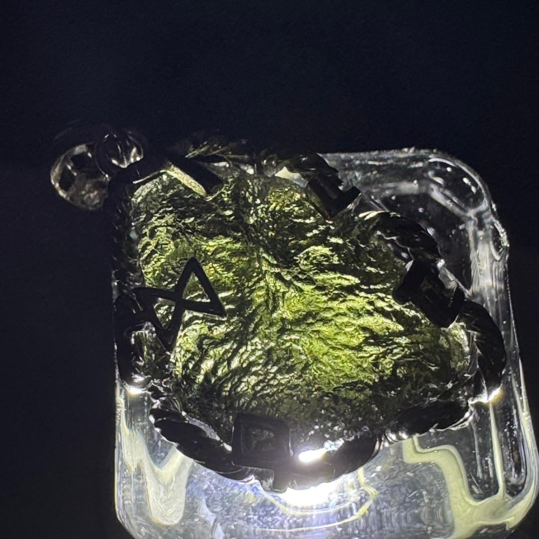 大人気の希少テクタイト◇モルダバイト◇ペンダントトップ　7.6g