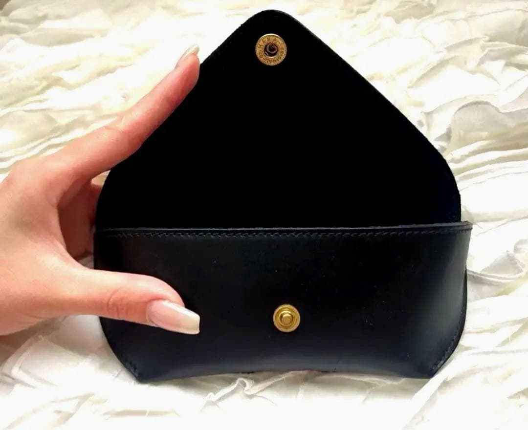 【美品】【50％OFF】IL BISONTE メガネケース 黒 本革 イタリア製