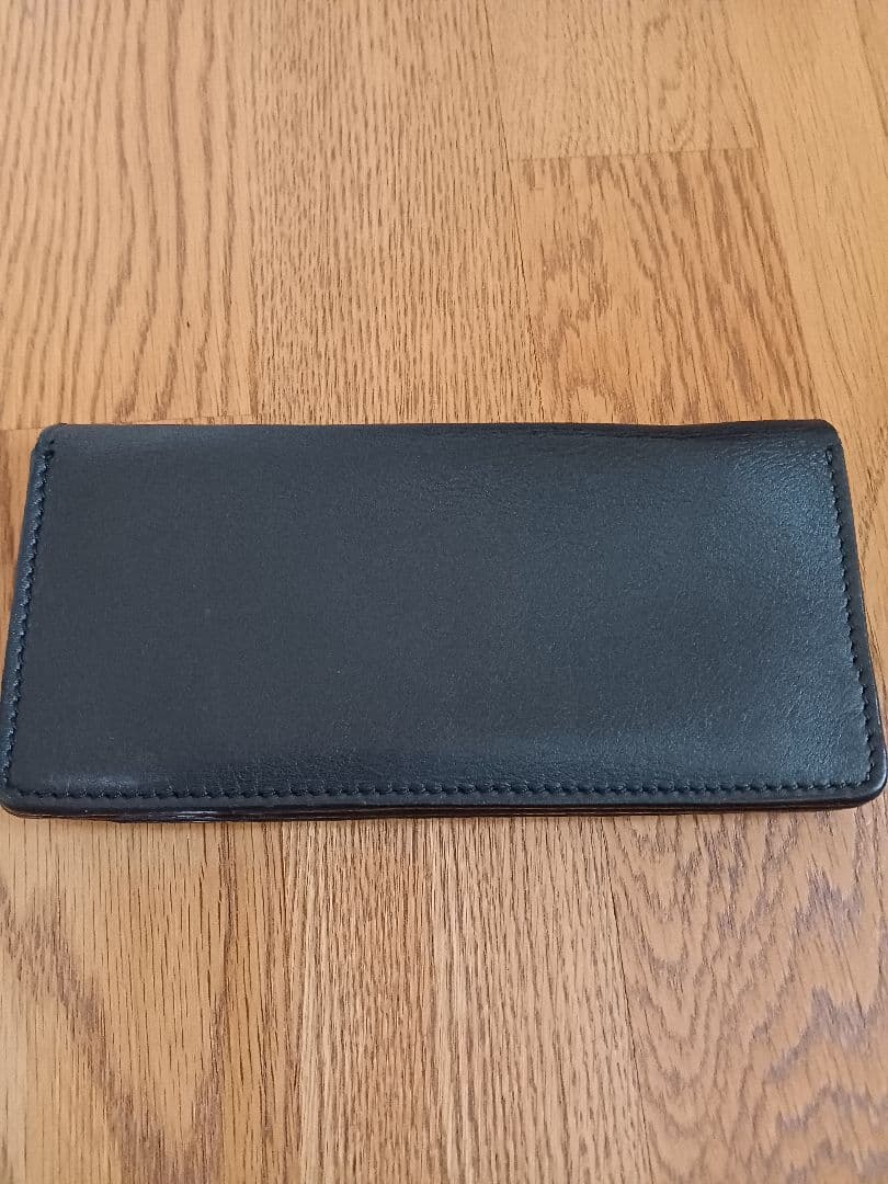 スタッズ長財布