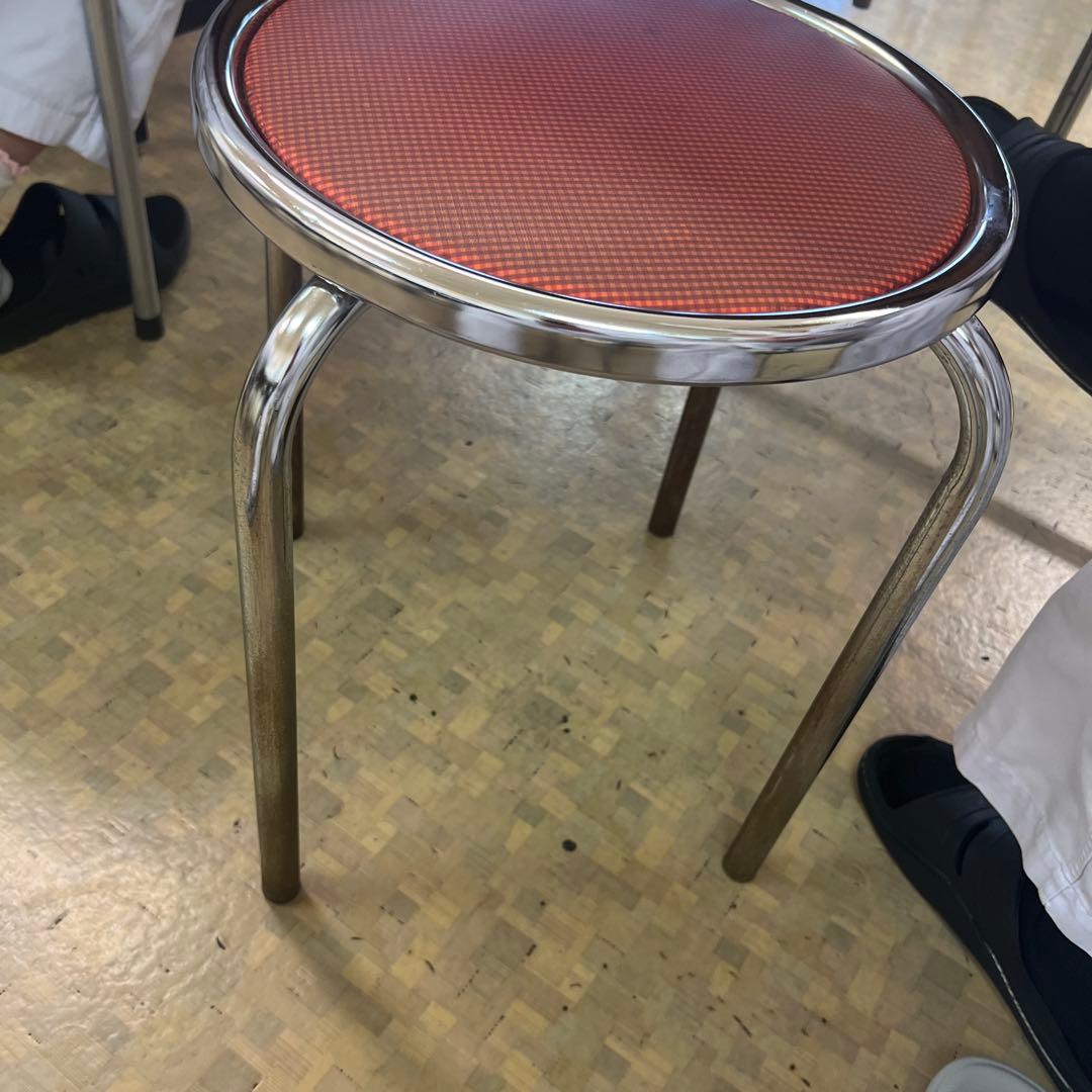 赤い円形スチールスツール