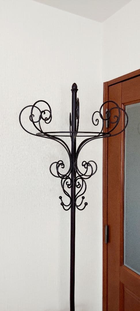 傘立ても付いてとっても便利に使えるアンティーク風のアイアンコートハンガー