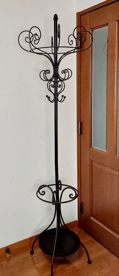 傘立ても付いてとっても便利に使えるアンティーク風のアイアンコートハンガー