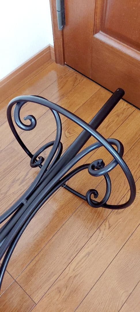 傘立ても付いてとっても便利に使えるアンティーク風のアイアンコートハンガー