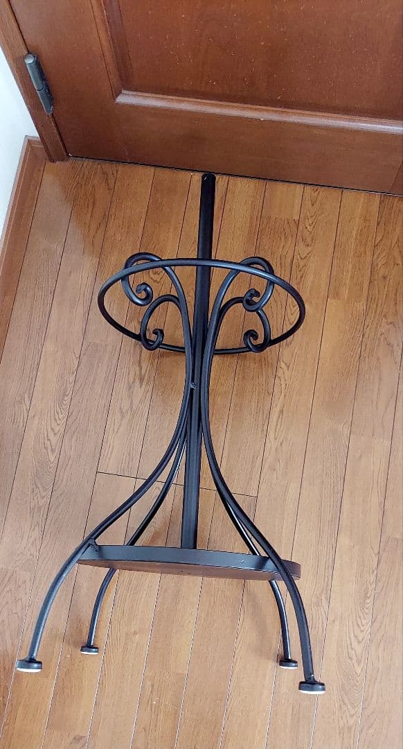 傘立ても付いてとっても便利に使えるアンティーク風のアイアンコートハンガー