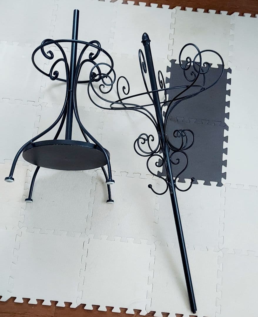 傘立ても付いてとっても便利に使えるアンティーク風のアイアンコートハンガー