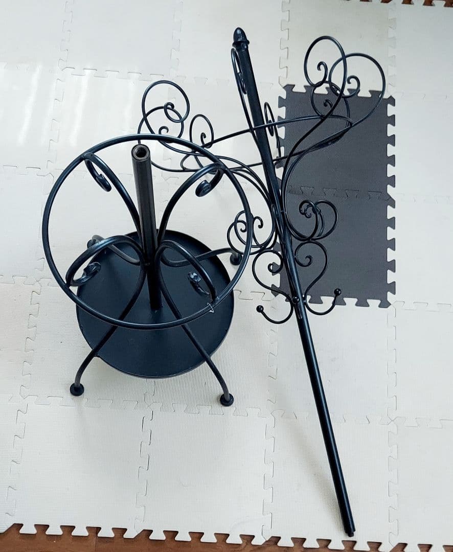 傘立ても付いてとっても便利に使えるアンティーク風のアイアンコートハンガー