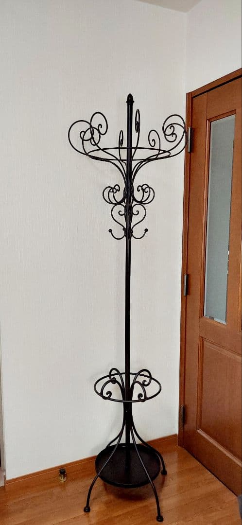 傘立ても付いてとっても便利に使えるアンティーク風のアイアンコートハンガー
