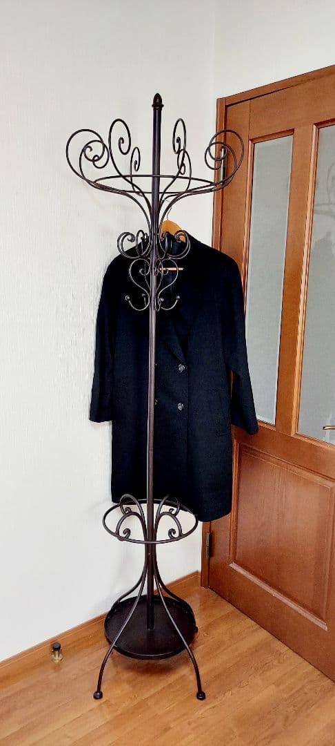 傘立ても付いてとっても便利に使えるアンティーク風のアイアンコートハンガー