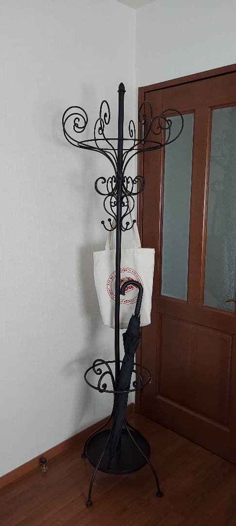 傘立ても付いてとっても便利に使えるアンティーク風のアイアンコートハンガー