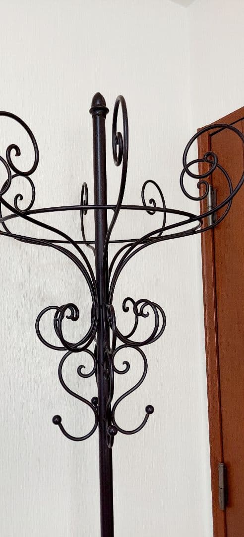 傘立ても付いてとっても便利に使えるアンティーク風のアイアンコートハンガー