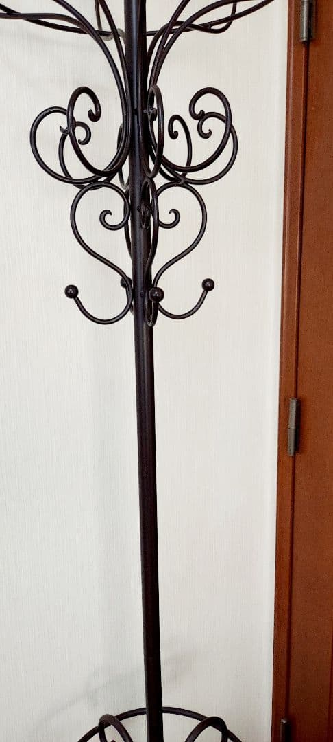 傘立ても付いてとっても便利に使えるアンティーク風のアイアンコートハンガー