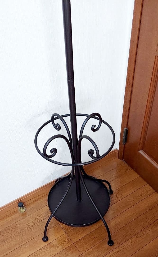 傘立ても付いてとっても便利に使えるアンティーク風のアイアンコートハンガー