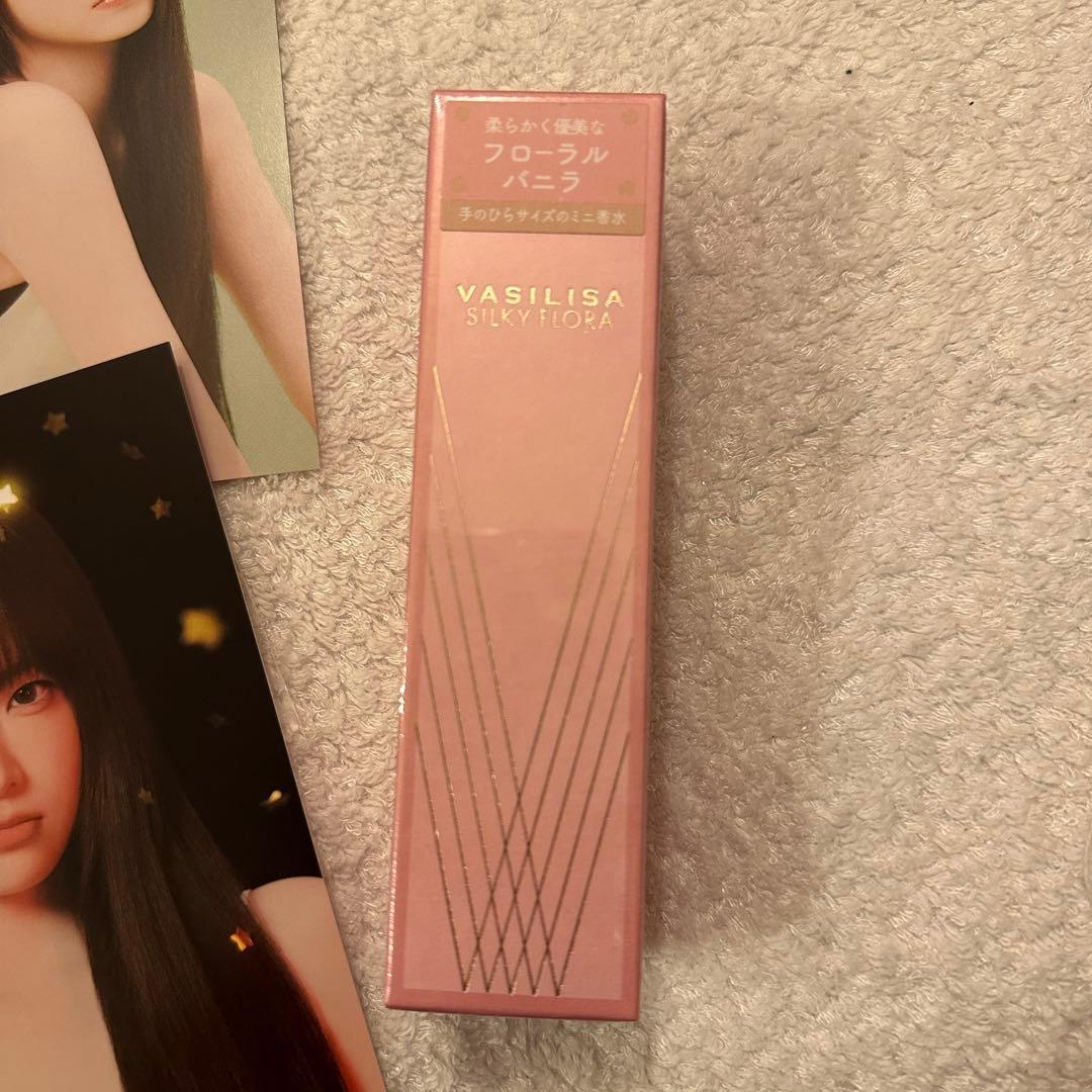 VASILISA ウンチェ 未開封 ポストカード lesserafim 香水 - メルカリ
