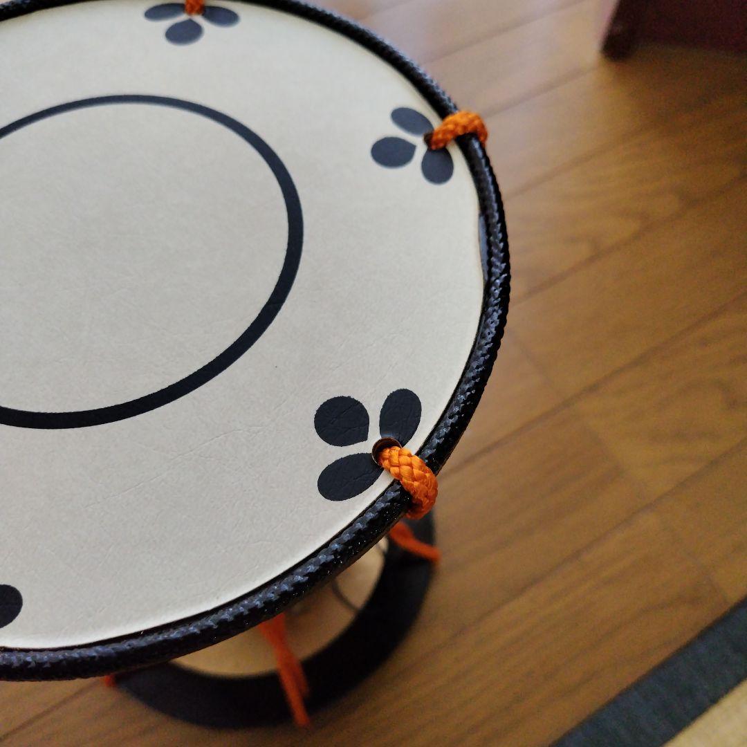 黒とオレンジの和楽器 鼓