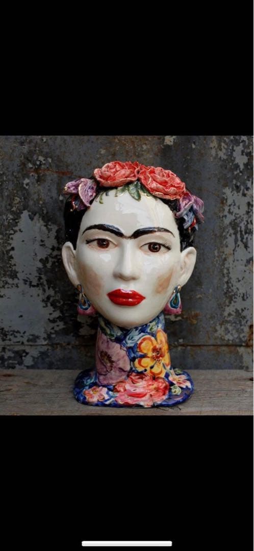 フリーダ・カーロとサルバドール・ダリの陶器の花瓶 。商品は個別に販売されます