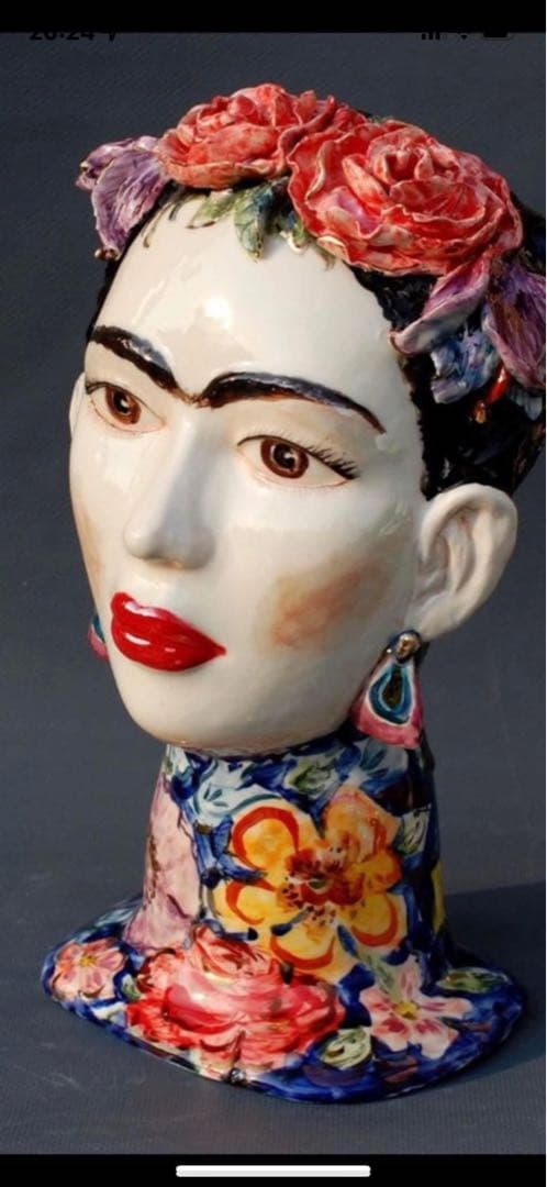 フリーダ・カーロとサルバドール・ダリの陶器の花瓶 。商品は個別に販売されます