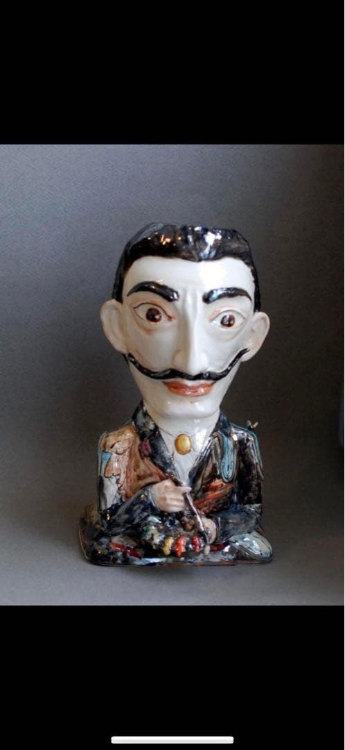 フリーダ・カーロとサルバドール・ダリの陶器の花瓶 。商品は個別に販売されます