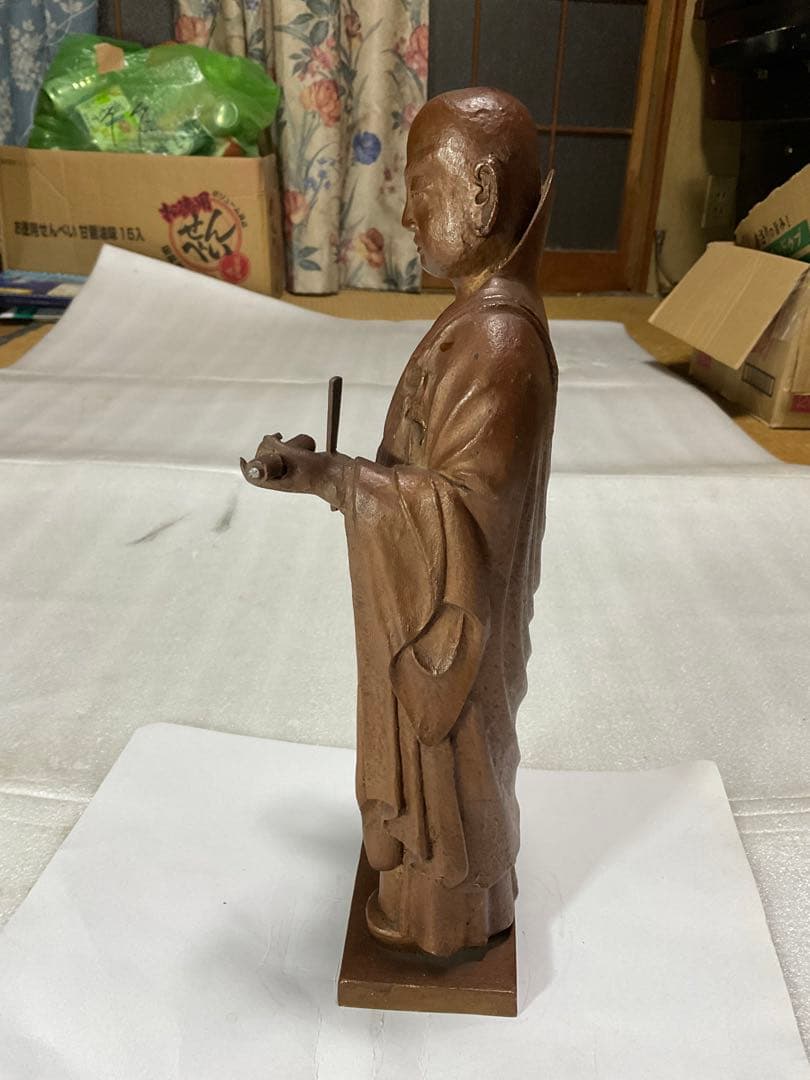 日蓮上人立像／真鍮製。重量約4kg。【高さ／34cm。凛々しい顔付きの御神仏】。