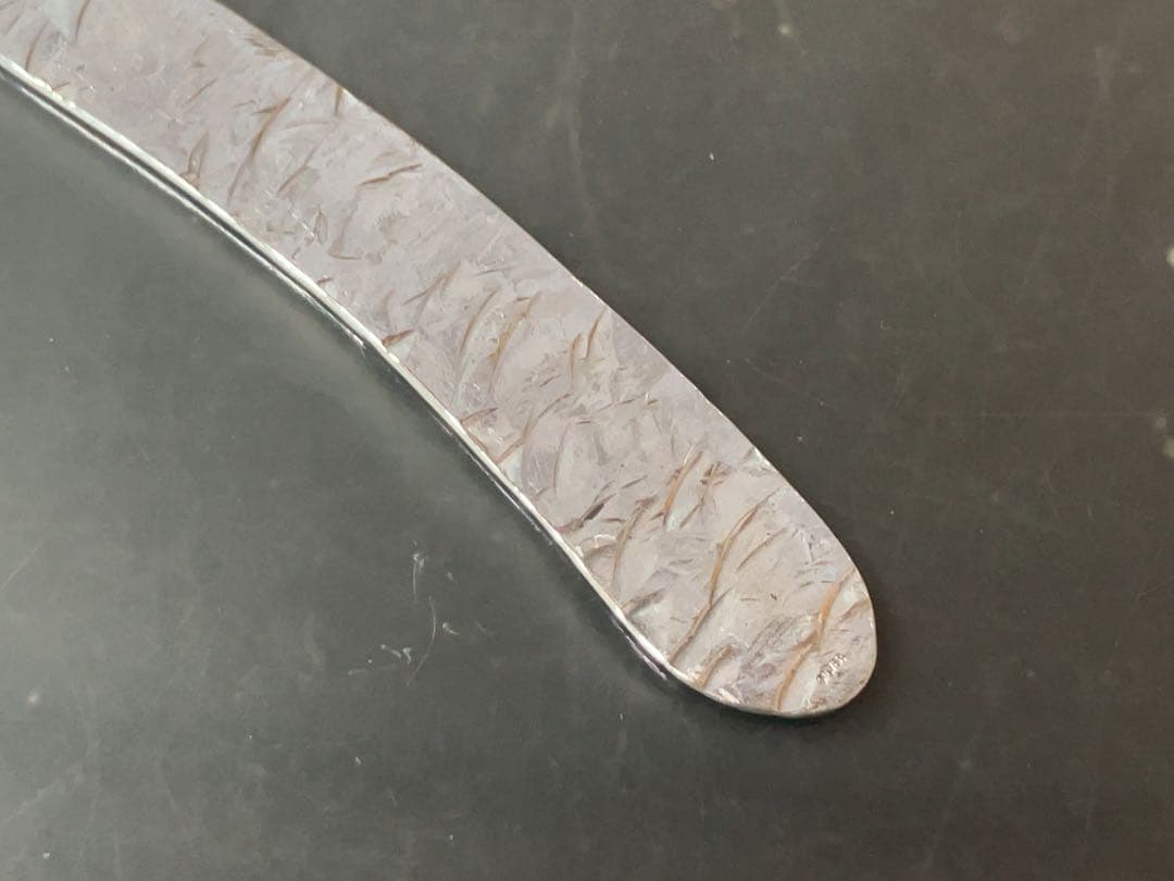 【新品】純銀・手鍛造バターナイフ（SV980）金槌目仕上げ