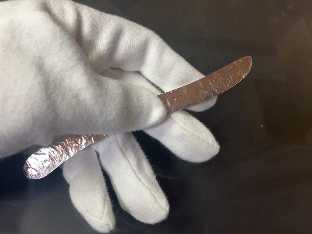 【新品】純銀・手鍛造バターナイフ（SV980）金槌目仕上げ