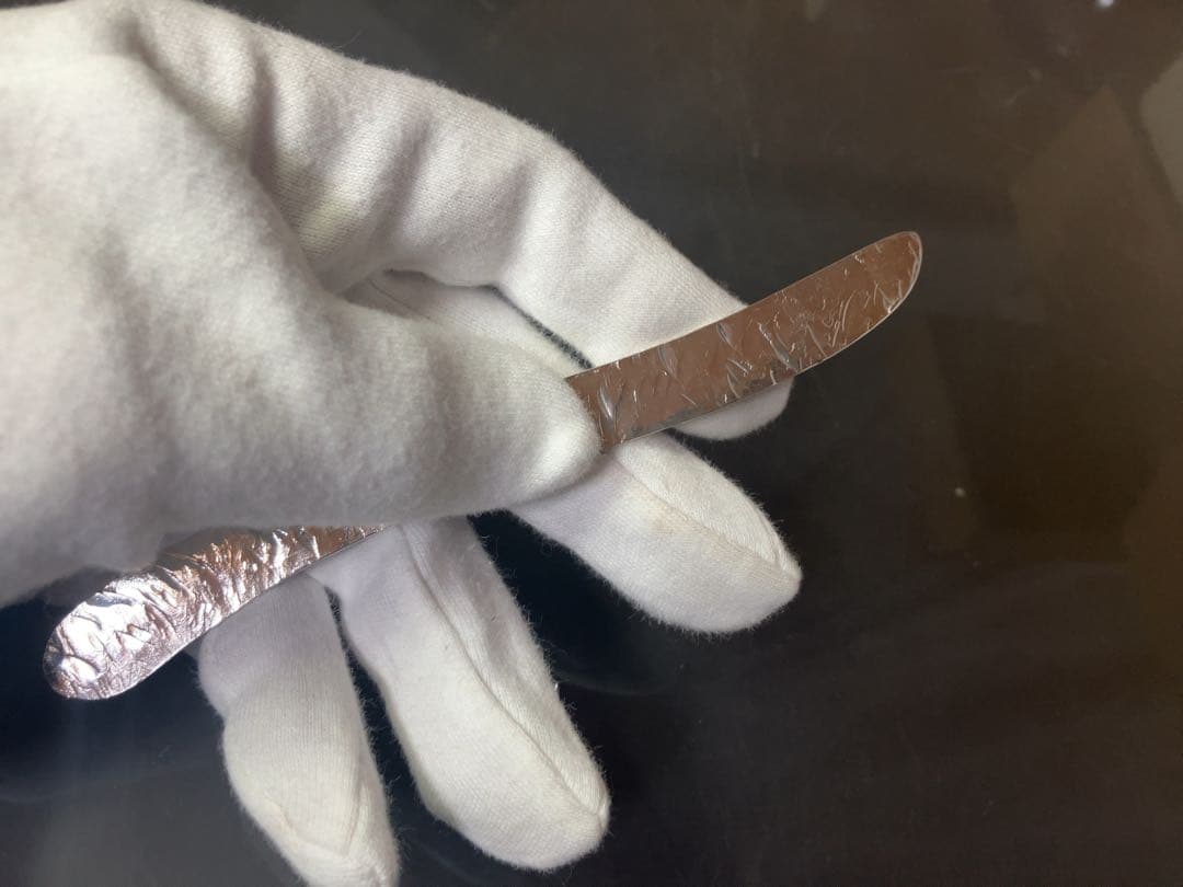 【新品】純銀・手鍛造バターナイフ（SV980）金槌目仕上げ