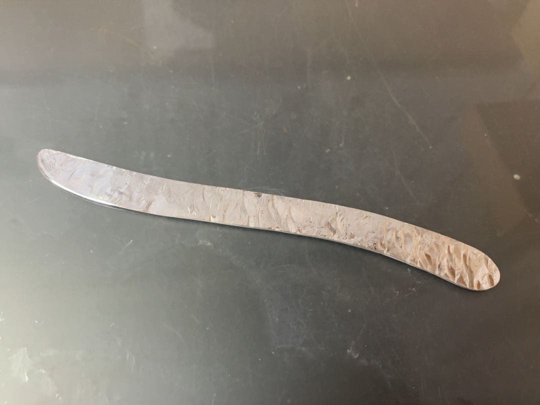 【新品】純銀・手鍛造バターナイフ（SV980）金槌目仕上げ