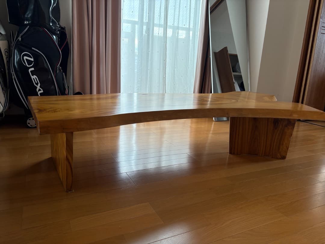 無垢材の流れる形状テーブル
