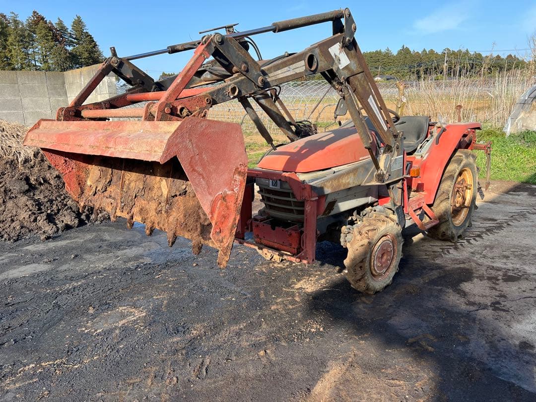 ヤンマートラクター フロントローダー付き