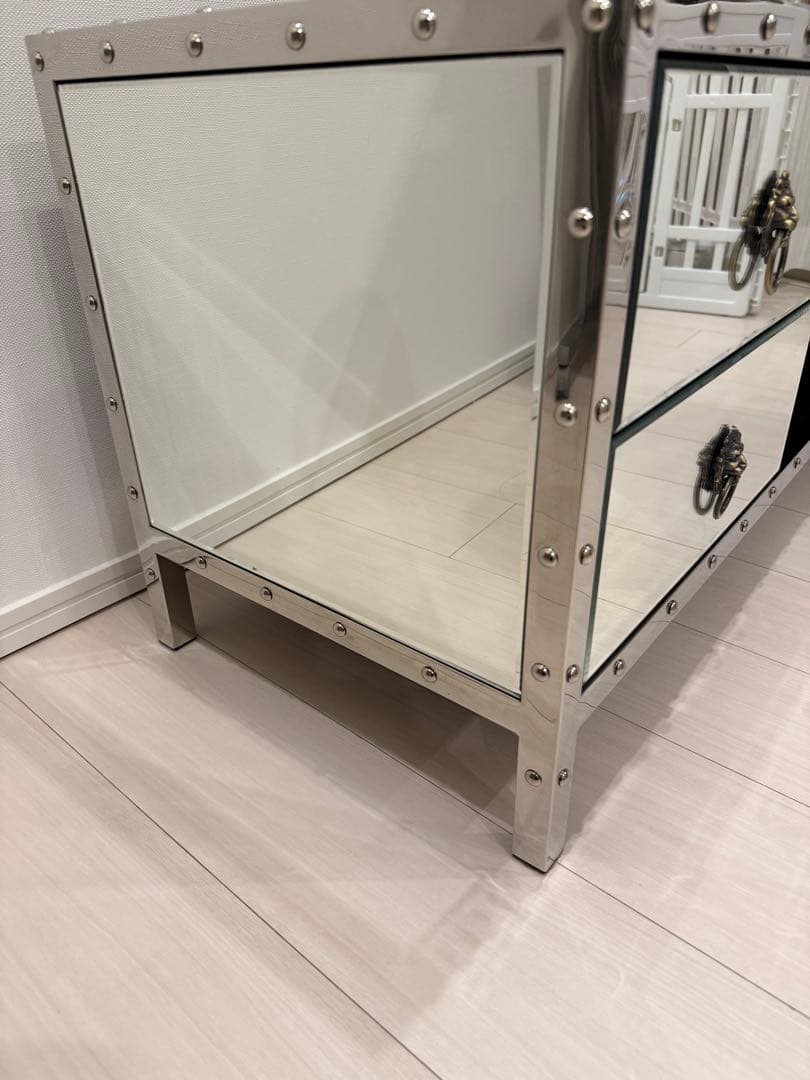 お値下け中【KARE】ミラー仕上げのテレビボード 引き出し付き