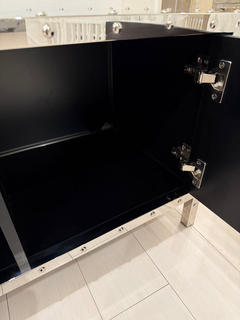 お値下け中【KARE】ミラー仕上げのテレビボード 引き出し付き