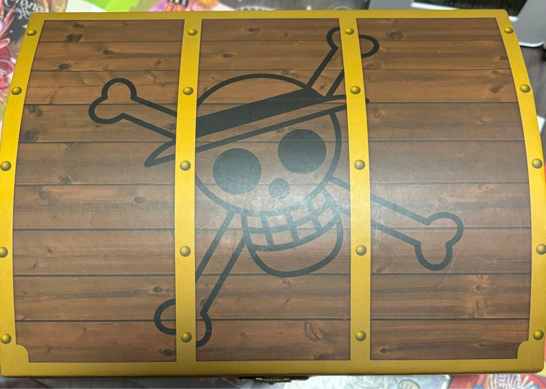 いろはす　ワンピースゴールドメダルバッジ　コンプリートBOX 希少