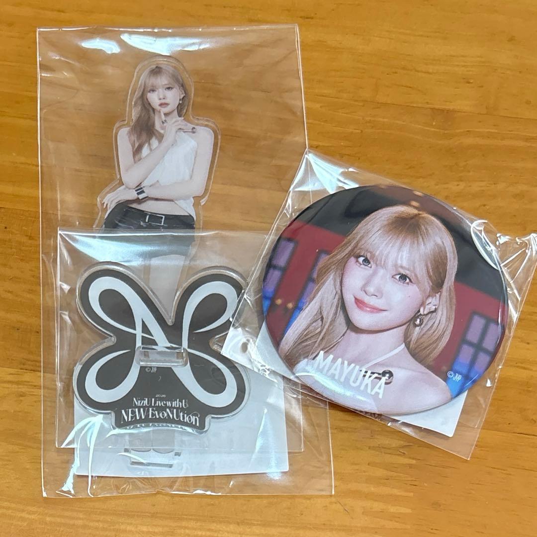 NiziU マユカ アクスタ 缶バッジ 缶バッチ NEW EvoNUtion - メルカリ