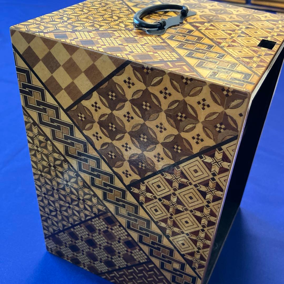 箱根寄木細工取り皿10枚、寄木細工のボックス入り、寄木細工の取り箸1膳付き